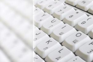 primer plano del teclado clásico de la computadora blanca con letras inglesas y rusas con campo de espacio de copia foto