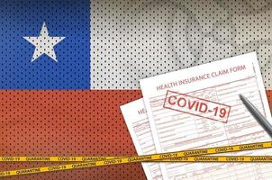 bandera de chile y formulario de reclamación de seguro médico con sello covid-19. coronavirus o concepto de virus 2019-ncov foto