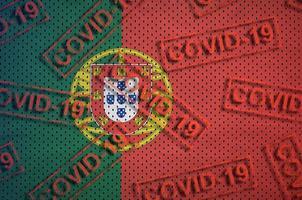 bandera de portugal y muchos sellos rojos covid-19. coronavirus o concepto de virus 2019-ncov foto