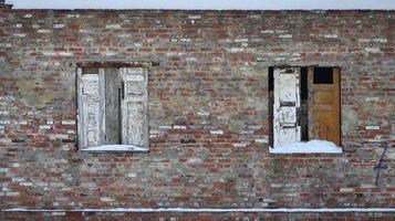vieja ventana entablada en la pared de ladrillo foto