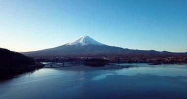 vista aérea para o céu azul e as luzes do nascer do sol no monte sagrado fuji, japão