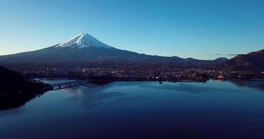 vista aérea para o céu azul e as luzes do nascer do sol no monte sagrado fuji, japão