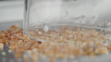 foto de mão derramando uísque em um copo com close-up de gelo. conceito de bebida alcoólica. foco seletivo. video