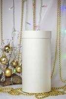 hay una caja redonda sobre la mesa. la superficie está vacía para escribir o pegar. diseño de producto con tapa. tarro de papel redondo foto