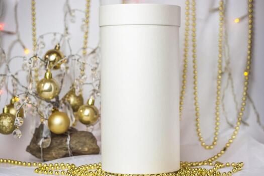 hay una caja redonda sobre la mesa. la superficie está vacía para escribir o pegar. diseño de producto con tapa. tarro de papel redondo foto