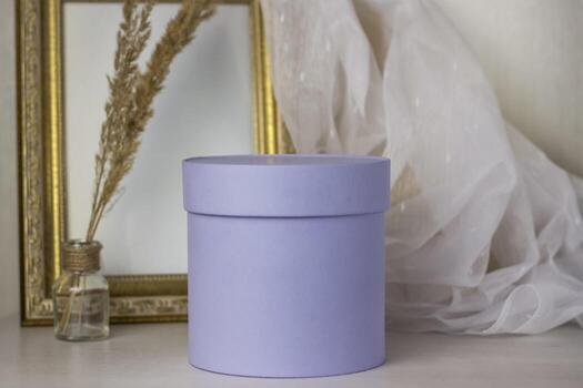 hay una caja redonda sobre la mesa. la superficie está vacía para escribir o pegar. diseño de producto con tapa. foto