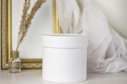 hay una caja redonda sobre la mesa. la superficie está vacía para escribir o pegar. diseño de producto con tapa. foto