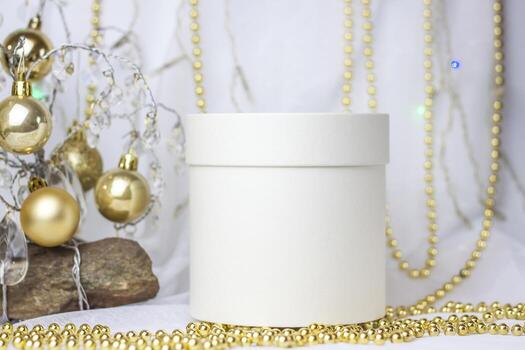 hay una caja redonda sobre la mesa. la superficie está vacía para escribir o pegar. diseño de producto con tapa. tarro de papel redondo foto