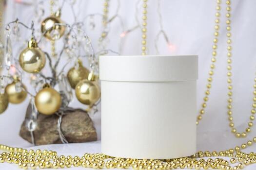 hay una caja redonda sobre la mesa. la superficie está vacía para escribir o pegar. diseño de producto con tapa. tarro de papel redondo foto