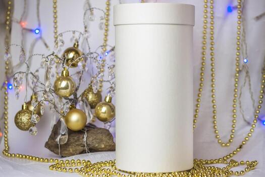 hay una caja redonda sobre la mesa. la superficie está vacía para escribir o pegar. diseño de producto con tapa. tarro de papel redondo foto