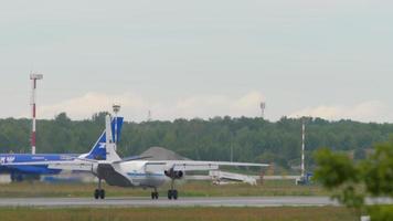 Novosibirsk, russo federazione luglio 15, 2022 - trasporto aereo antonov un 26, rf 26280 atterraggio e frenata a tolmachevo aeroporto. sovietico militare trasporto aereo video