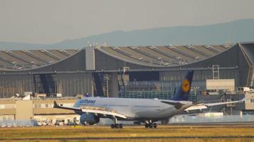 francoforte am principale, Germania luglio 20, 2017 - lungo sparo, lufthansa aereo terre a francoforte internazionale aeroporto, Germania fra. turismo e viaggio concetto. aereo su il pista di decollo, lungo tiro video