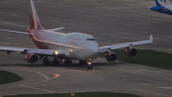 sochi, Russia luglio 29, 2022 - boeing 747 di rossiia rullaggio a sochi aeroporto. jumbo Jet su il aeroporto. bagliore di il sole splendore su tavola il aereo video