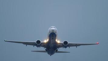 düsseldorf, deutschland 24. juli 2017 - boeing 737 von sunexpress hebt ab, fliegt überkopf am flughafen düsseldorf. Fahrwerk nach dem Start schließen. tourismus- und reisekonzept video