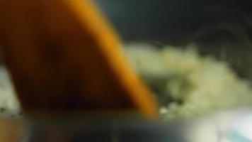 Mezcla los ingredientes del chorizo en una sartén con una cuchara de madera. fotografía macro video