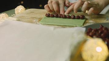 Kuchen mit grünem Teig, Sauerkirschen und Sauerrahm. Es hat auch Lebensmittelverzierungen und den roten Sternkuchen video