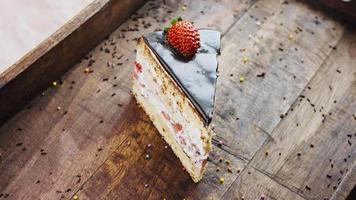 utsökt jordgubb kaka på en trä- bricka med dekorationer video