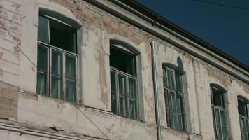 Sehr altes Haus in erbärmlichem Zustand. zerbrochene und zerstörte Fenster video