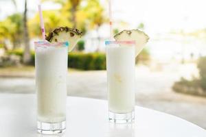 dos copas de coctel de piña colada foto