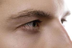 primer plano de hermosos ojos y cejas masculinos foto
