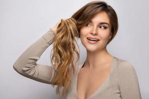 la joven está feliz con su cabello hermoso y saludable foto