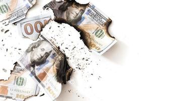 Restos de billetes de dólar quemados reducidos a cenizas después de un incendio. foto