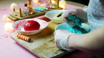 dibujo líneas con glaseado en galletas de sombrero mexicano en tres colores video