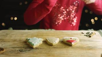 decorei biscoitos de gengibre com glacê real. o melhor biscoito caseiro de gengibre video