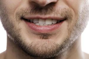 primer plano de la boca masculina con una sonrisa foto
