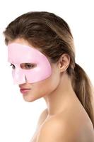 mujer hermosa joven con máscara facial de goma en la cara