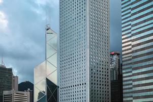 ciudad moderna con rascacielos altos en hong kong foto