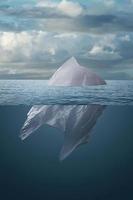 bolsa de plástico flotando en el mar como un iceberg foto