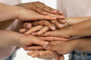 manos femeninas de diferentes etnias. diversidad multicultural y amistad.