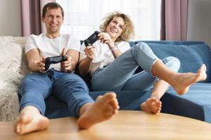 joven pareja feliz jugando consola de videojuegos foto