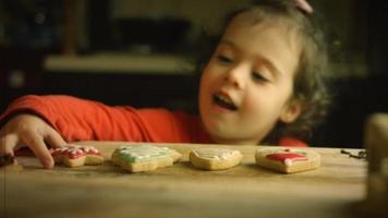 efecto de daño de película de la niña felizmente come galleta de jengibre casera navideña video