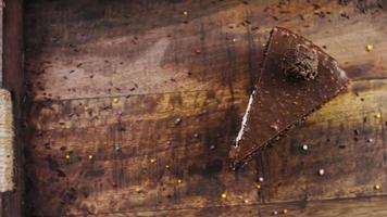 bolo ferrero rocher em uma bandeja de madeira com decorações video