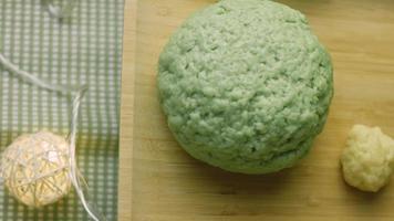 pastel con masa verde, guindas y crema agria. también tiene adorno de comida y el pastel de estrella roja video