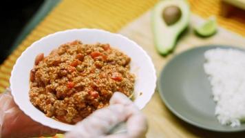 chili con carne con lungo Riso. fatto a partire dal tacchino con belga birra. messicano cucina video