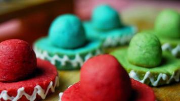 ik trek lijnen met glazuur Bij Mexicaans sombrero koekjes in drie kleuren video