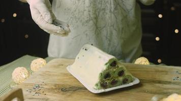 pastel con masa verde, guindas y crema agria. también tiene adorno de comida y el pastel de estrella roja video