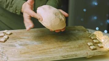 Natale torta con Pan di zenzero biscotti nel il forma di Santa claus. vacanza atmosfera con candele e luci video