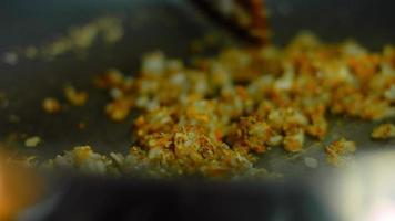 Mezcla los ingredientes del chorizo en una sartén con una cuchara de madera. fotografía macro video