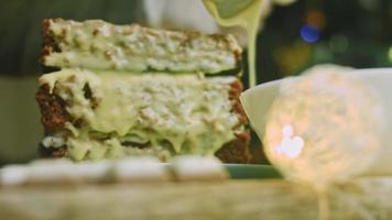 io mettere il crema su il torta con il Aiuto di un' confetteria Borsa. Natale torta con Pan di zenzero biscotti nel il forma di Santa Claus video