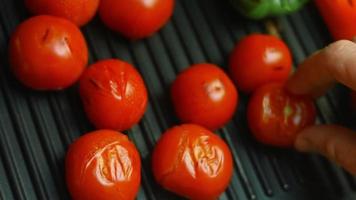 Grill tomatoes with red and green pepper. I return the fried part video