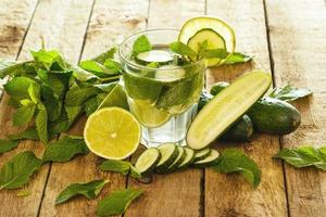 bebida refrescante con pepino, lima y menta foto