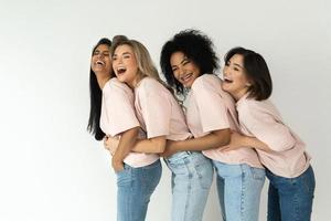 diversidad multicultural y amistad. grupo de mujeres de diferentes etnias. foto