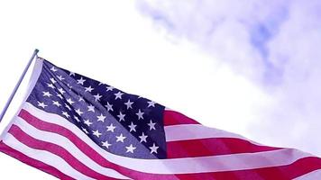 Amerikaans vlag vliegend Aan top van een pool video