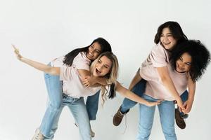 diversidad multicultural y amistad. grupo de mujeres felices de diferentes etnias. foto