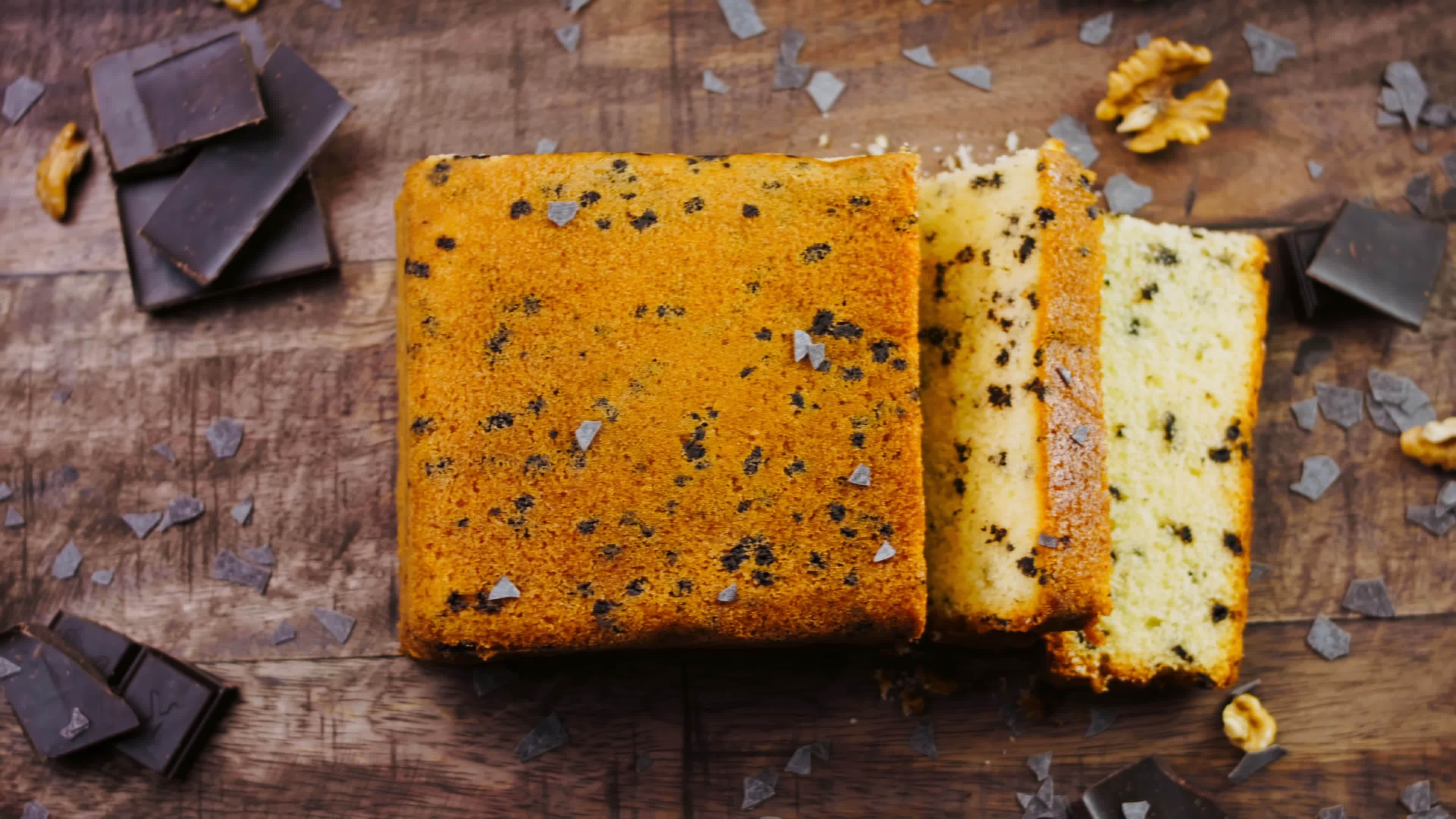 Stracciatella kuchen decorated with nuts and chocolate 14355975 Stock ...