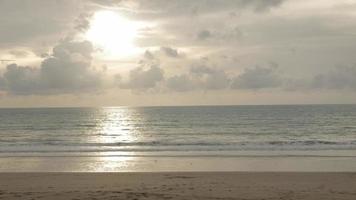 costa do mar areia branca praia lisa com água tropical turquesa mar com alguma onda no pôr do sol céu baunilha, natureza tropical paisagem de verão video